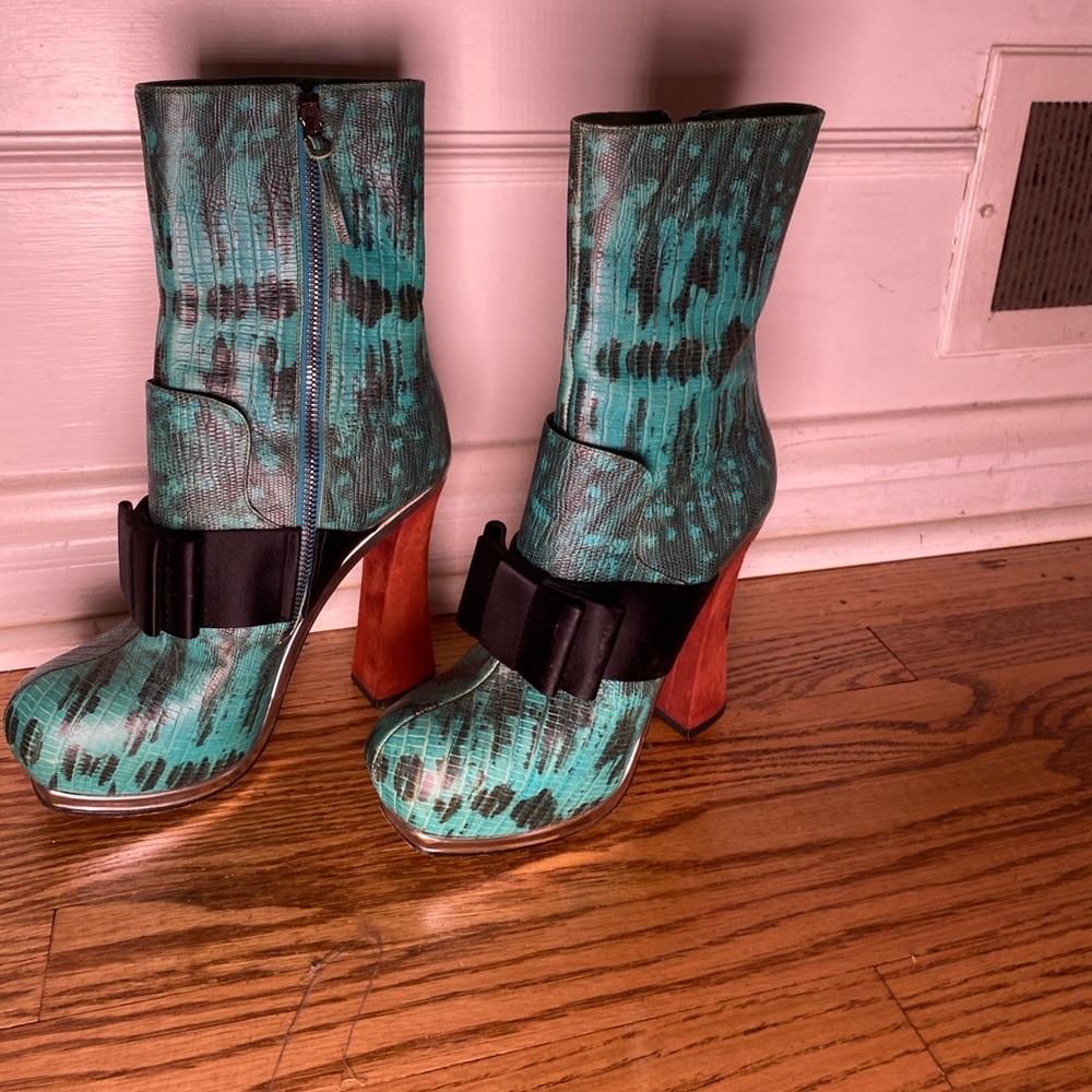 Miu-miu shoes Pavone leather animal
Woman shoes
Great condition 
Size 6